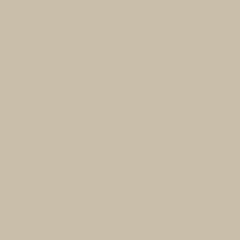 Zunanjost sodobne poslovne stavbe v Kranju s pogledom na alpsko silhueto